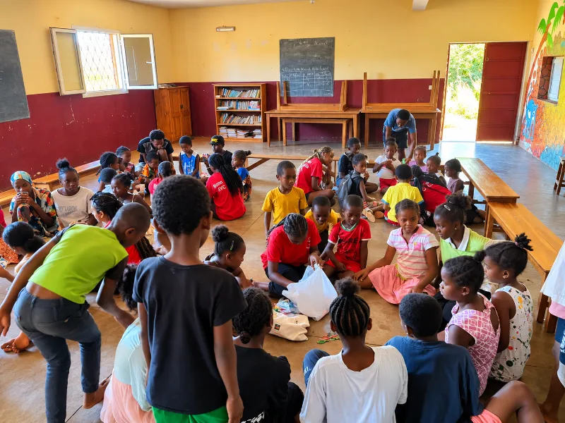 Enfants rassemblés dans une salle pour une animation – Culture Loisirs 438, Sainte-Marie (974)