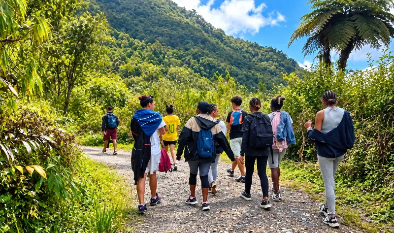 Groupe de jeunes en randonnée sur un sentier de nature – Culture Loisirs 438, Sainte-Marie (974)