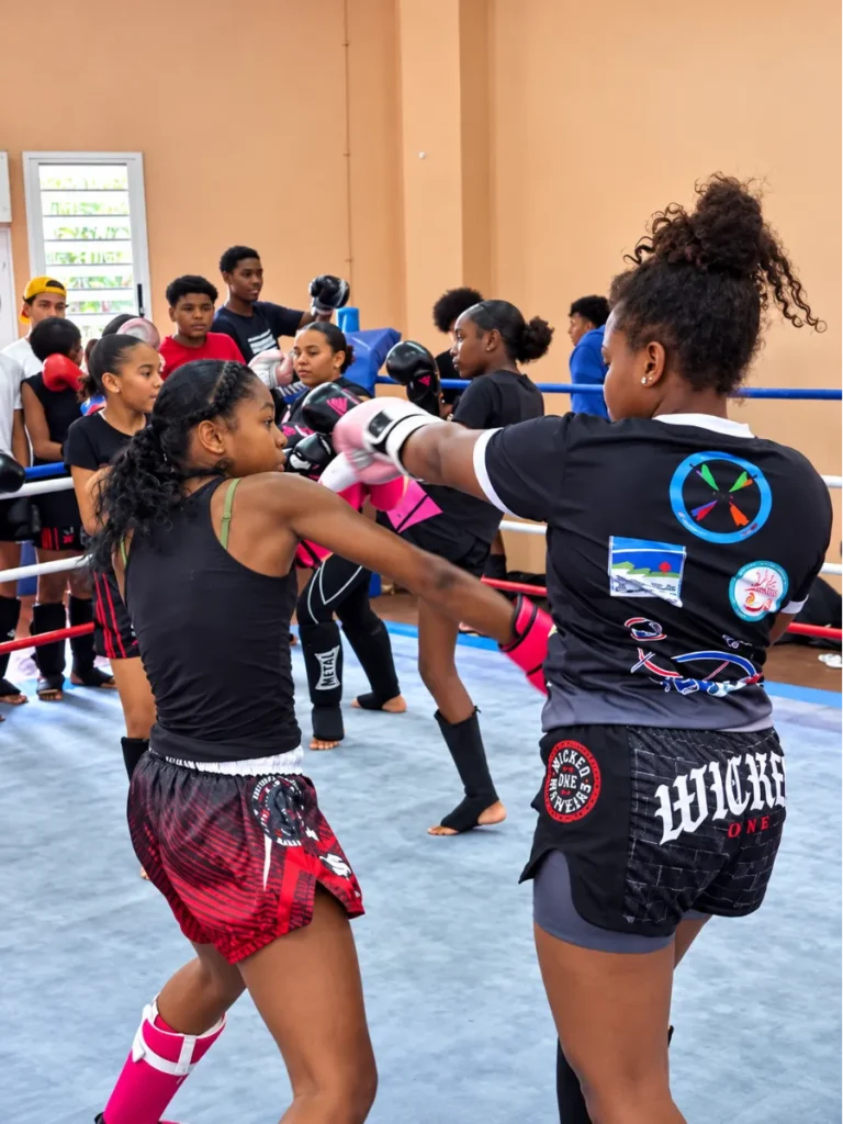 Deux jeunes sportifs en plein échange lors d'un combat de sports de combat – Culture Loisirs 438, La Réunion (974)
