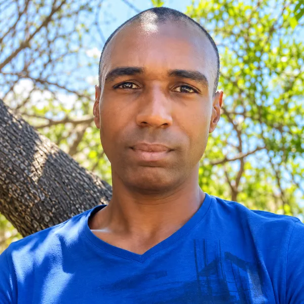 Portrait d'un membre de l'équipe, t-shirt bleu, en extérieur – Culture Loisirs 438, Sainte-Marie (974)