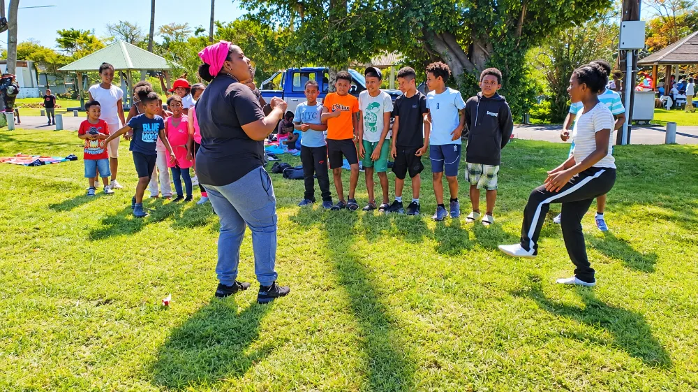 Groupe de jeunes en activité collective sur la pelouse – Culture Loisirs 438, Sainte-Marie (974)