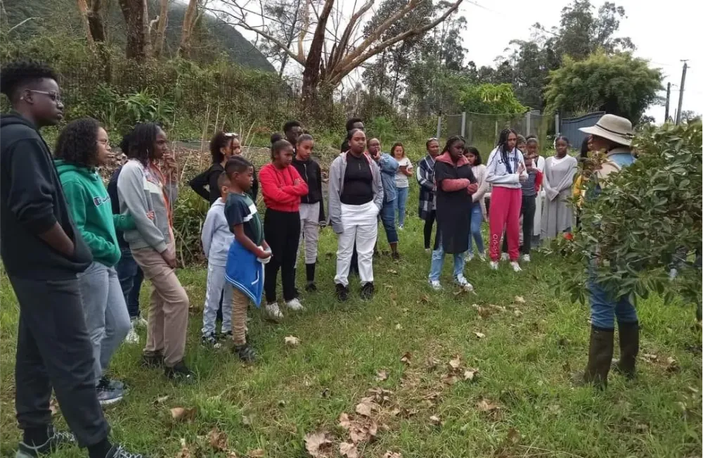 Groupe réuni en cercle dans un jardin pour une activité de plein air – Culture Loisirs 438, Sainte-Marie (974)
