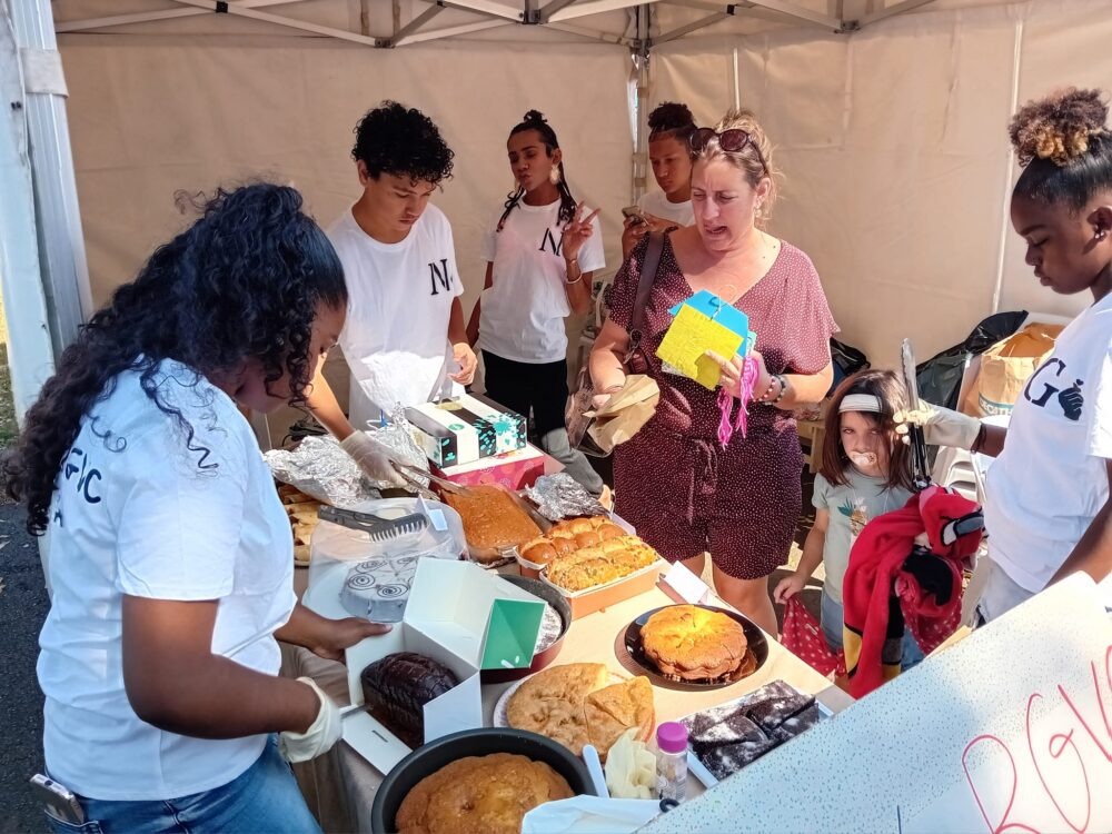Atelier cuisine en groupe autour d'une table – Culture Loisirs 438, Sainte-Marie (974)